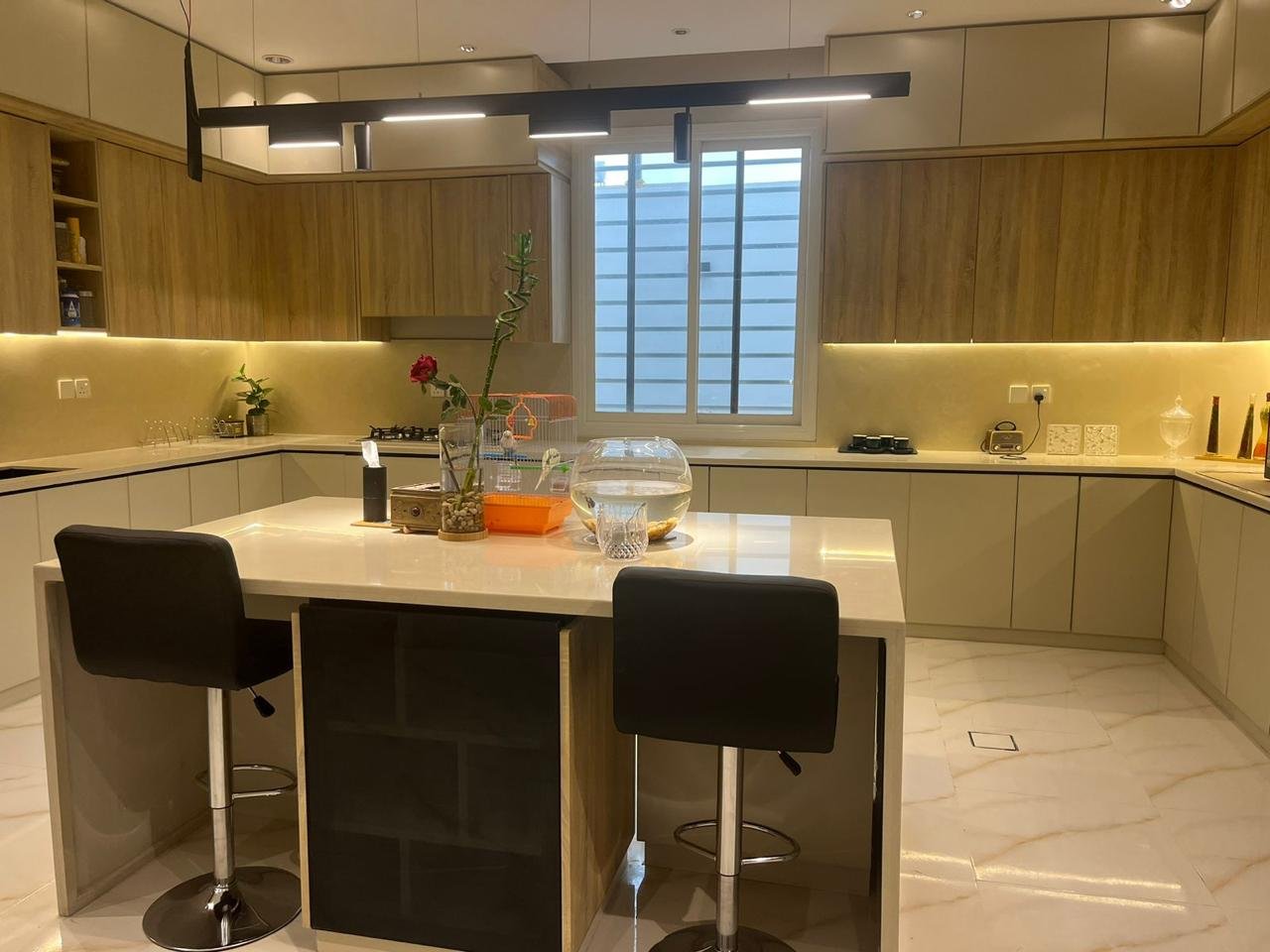 أفضل خامات مطابخ لمناخ أبها الجبلي الرطب