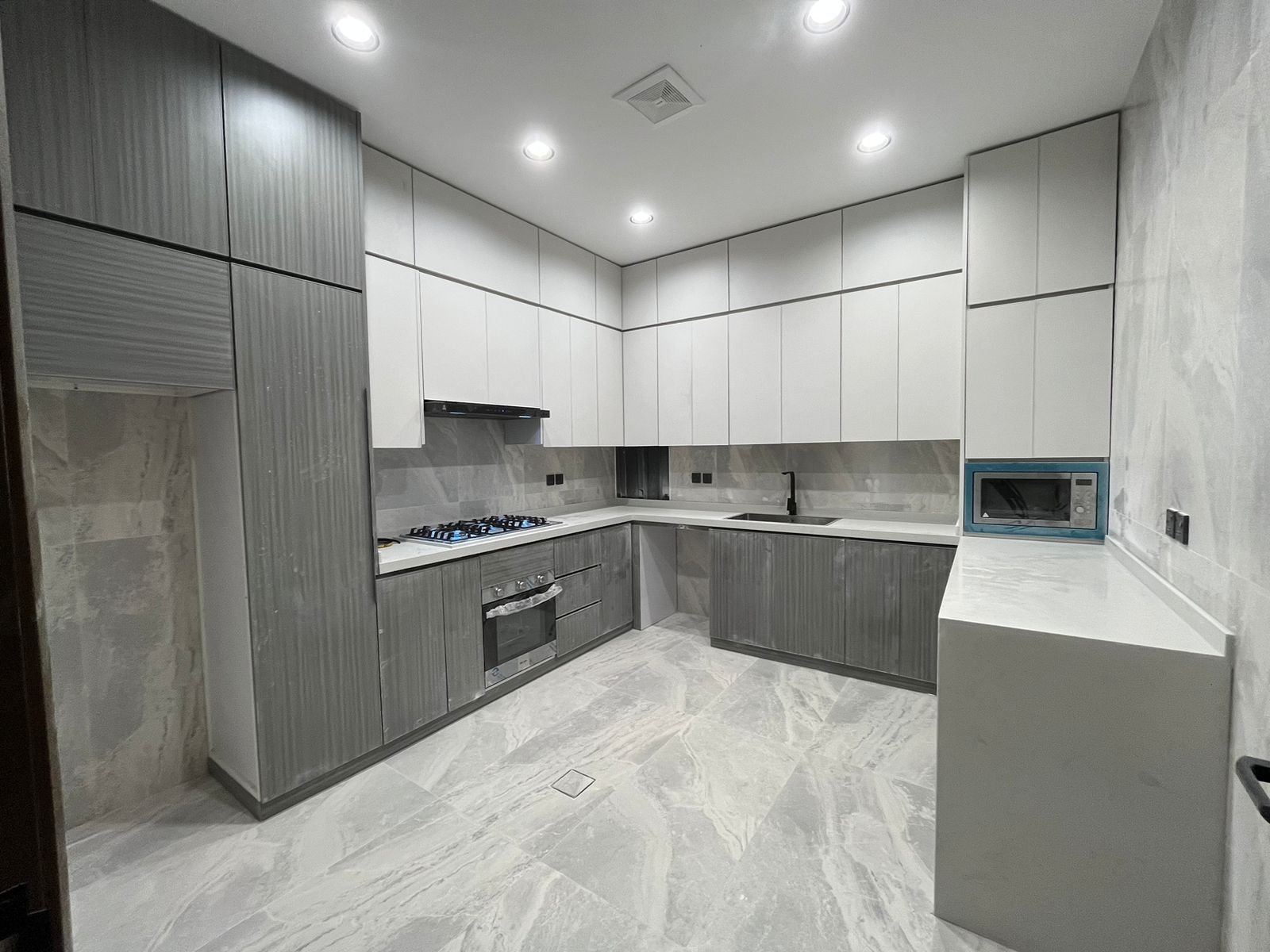 مطابخ أبها — كيف تختار خامات تتحمل المناخ الجبلي الرطب؟